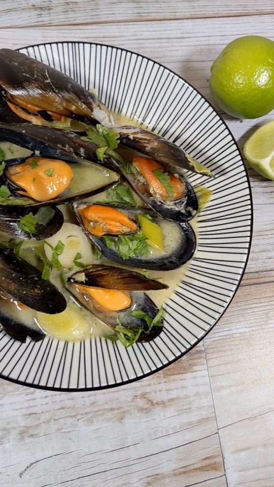 🛰️: Mexillóns estilo Thai 🍜
Cociñámolos en mollo de curry verde, con xenxibre, caiena e leite de coco. ♥️
Axiña a receita 📝☺️
🇪🇸: Mejillones estilo Thai 🍜
Los cocinamos en salsa de curry verde, con jengibre, cayena y leche de coco. ♥️
Pronto la receta 📝☺️